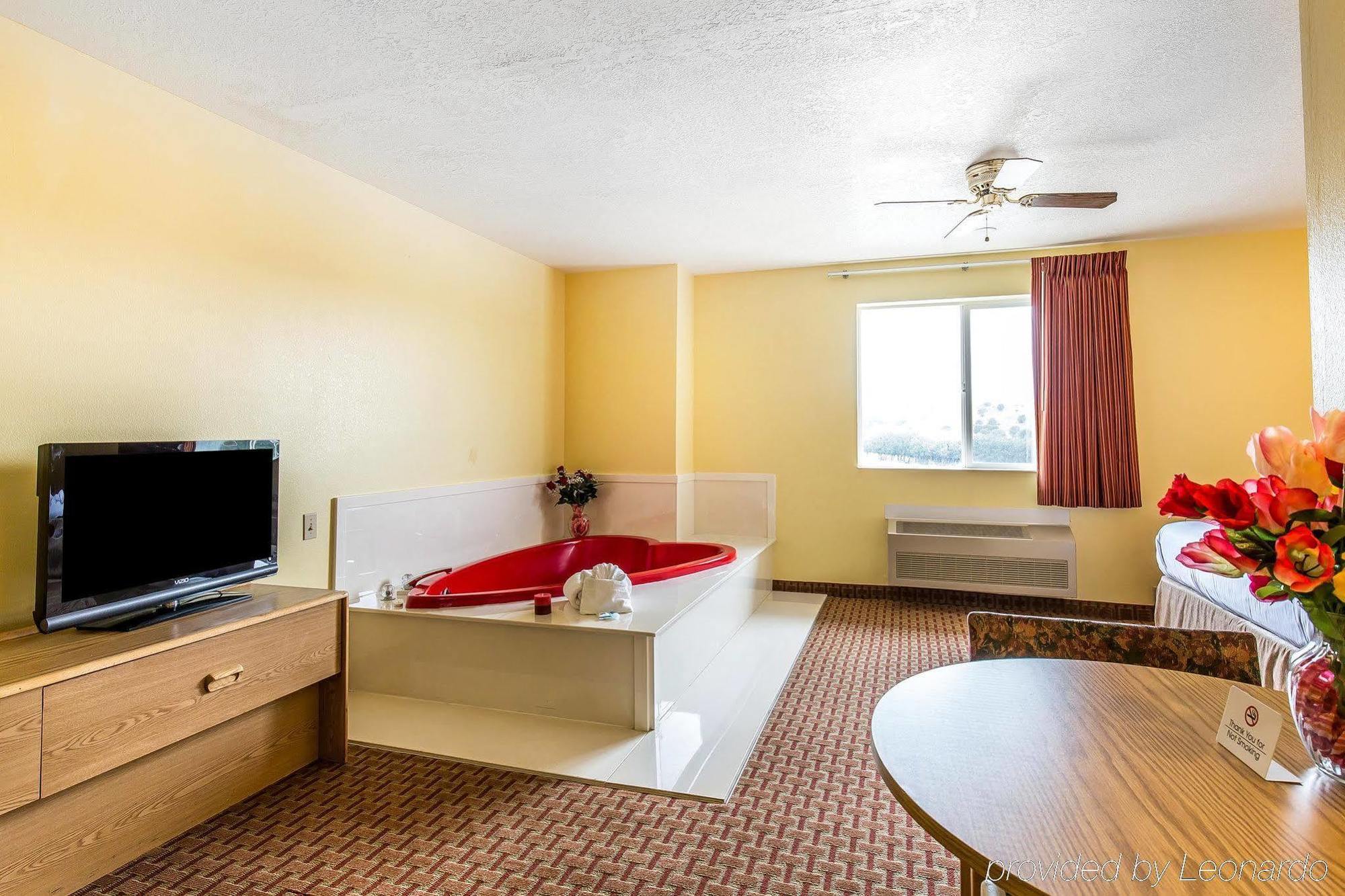 Rodeway & Hotel 2*